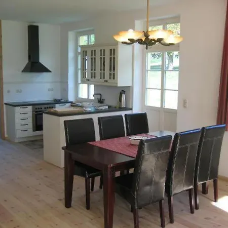 Gut-rattelvitz-parterre-a-hochwertig-sauna-kamin-etankstelle-spielscheune-15-000qm-parkland Lejlighed Gingst