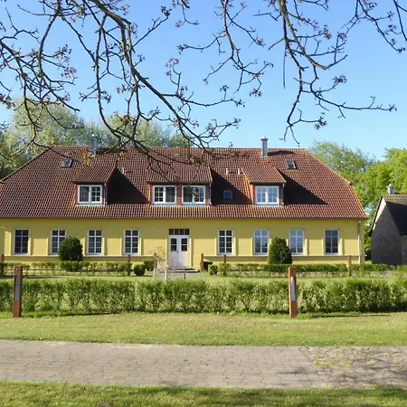 Gut-rattelvitz-parterre-a-hochwertig-sauna-kamin-etankstelle-spielscheune-15-000qm-parkland Gingst