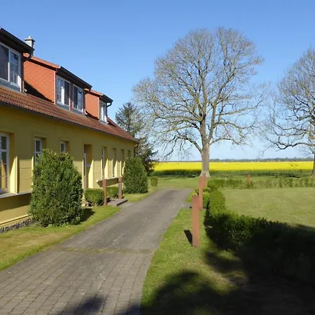 Gut-rattelvitz-parterre-a-hochwertig-sauna-kamin-etankstelle-spielscheune-15-000qm-parkland * Gingst