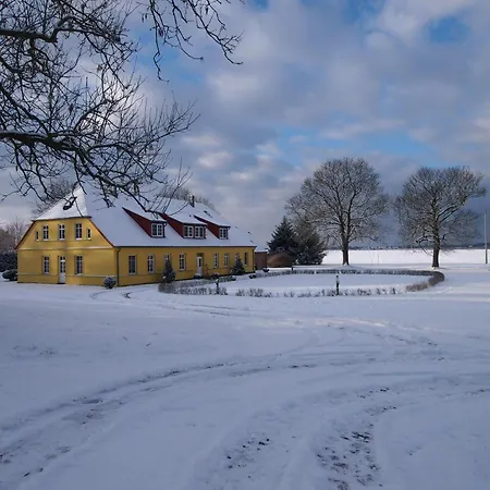 Gut-rattelvitz-parterre-a-hochwertig-sauna-kamin-etankstelle-spielscheune-15-000qm-parkland Apartament *