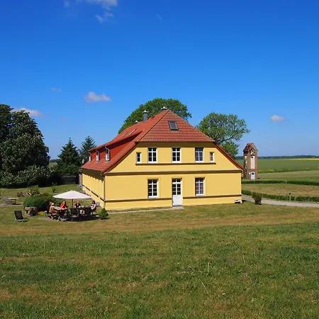 Gut-rattelvitz-parterre-a-hochwertig-sauna-kamin-etankstelle-spielscheune-15-000qm-parkland *