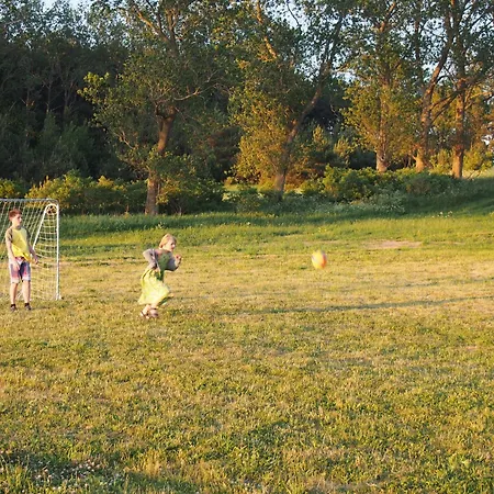 Gut-rattelvitz-parterre-a-hochwertig-sauna-kamin-etankstelle-spielscheune-15-000qm-parkland * Gingst