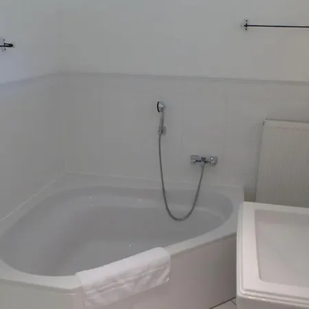 Gut-rattelvitz-parterre-a-hochwertig-sauna-kamin-etankstelle-spielscheune-15-000qm-parkland Gingst