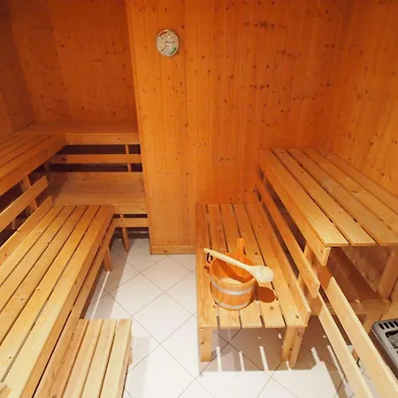 Gut-rattelvitz-parterre-a-hochwertig-sauna-kamin-etankstelle-spielscheune-15-000qm-parkland