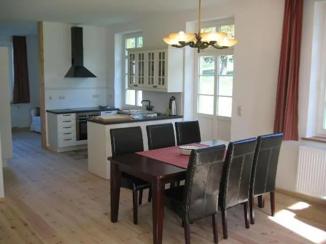 Gut-rattelvitz-parterre-a-hochwertig-sauna-kamin-etankstelle-spielscheune-15-000qm-parkland Lägenhet Gingst
