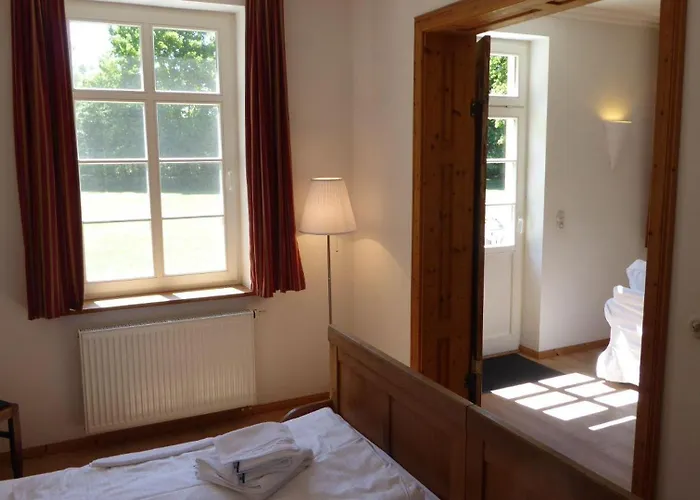 Gut-rattelvitz-parterre-a-hochwertig-sauna-kamin-etankstelle-spielscheune-15-000qm-parkland Lägenhet *