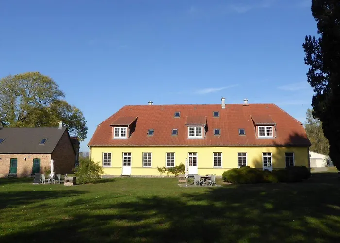 Gut-rattelvitz-parterre-a-hochwertig-sauna-kamin-etankstelle-spielscheune-15-000qm-parkland Lägenhet Gingst