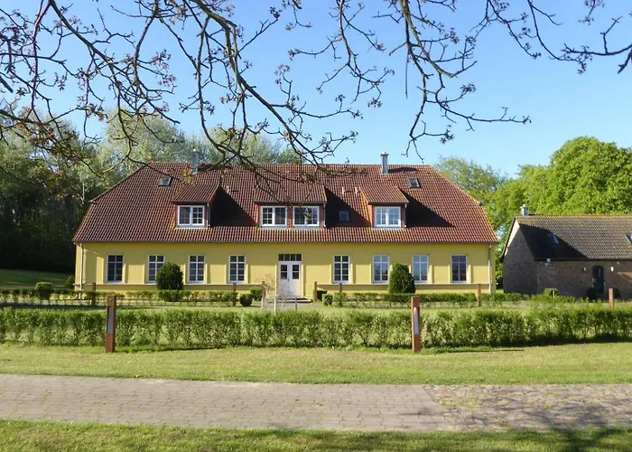 Gut-rattelvitz-parterre-a-hochwertig-sauna-kamin-etankstelle-spielscheune-15-000qm-parkland Gingst