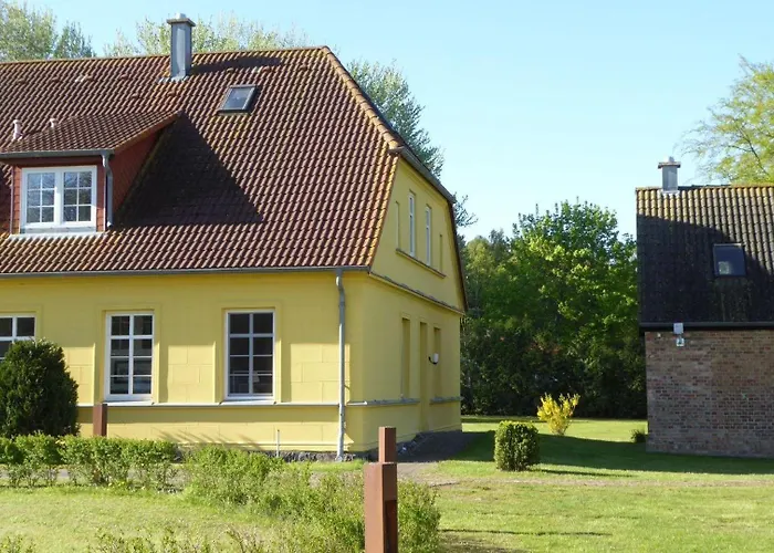Lägenhet Gut-rattelvitz-parterre-a-hochwertig-sauna-kamin-etankstelle-spielscheune-15-000qm-parkland Gingst