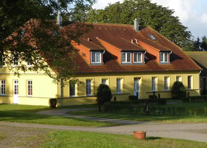 Gut-rattelvitz-parterre-a-hochwertig-sauna-kamin-etankstelle-spielscheune-15-000qm-parkland