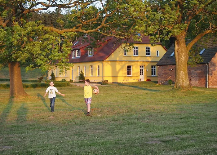 Gut-rattelvitz-parterre-a-hochwertig-sauna-kamin-etankstelle-spielscheune-15-000qm-parkland Lägenhet Gingst