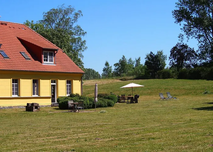 Gut-rattelvitz-parterre-a-hochwertig-sauna-kamin-etankstelle-spielscheune-15-000qm-parkland Lägenhet Gingst