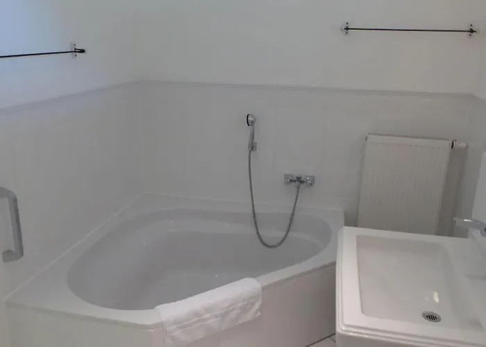 Gut-rattelvitz-parterre-a-hochwertig-sauna-kamin-etankstelle-spielscheune-15-000qm-parkland Gingst