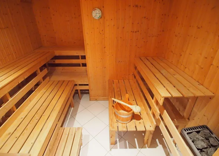 Gut-rattelvitz-parterre-a-hochwertig-sauna-kamin-etankstelle-spielscheune-15-000qm-parkland