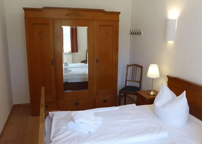 Lägenhet Gut-rattelvitz-parterre-a-hochwertig-sauna-kamin-etankstelle-spielscheune-15-000qm-parkland *